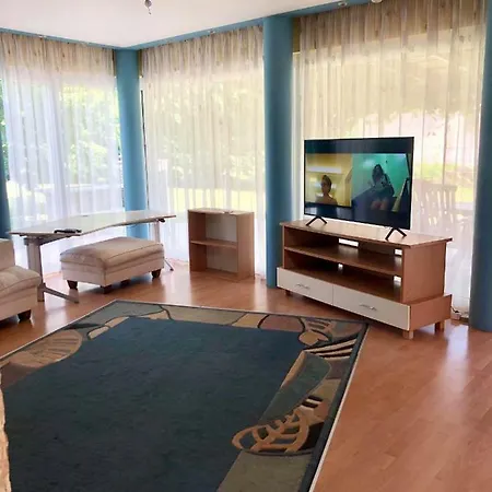 Megyeri-Ueroegi Lak Tatil Evi *